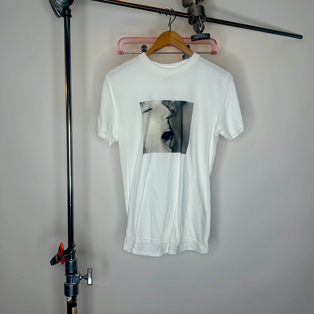 Number nine zoo kissing T-shirt size small